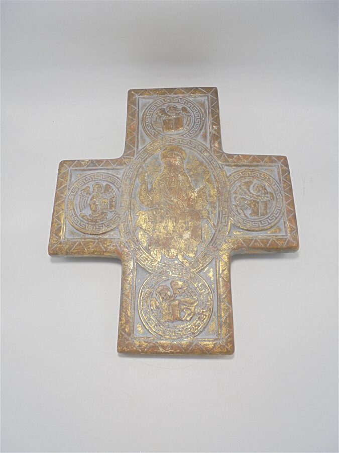 ancienne croix religieuse en platre