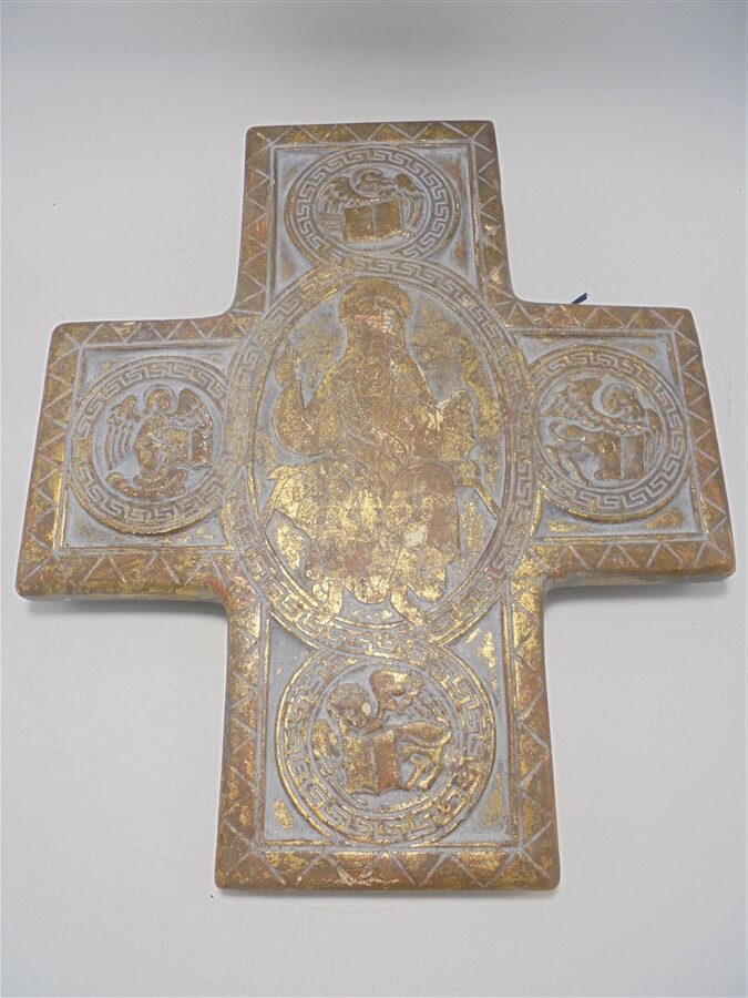 ancienne croix religieuse en platre