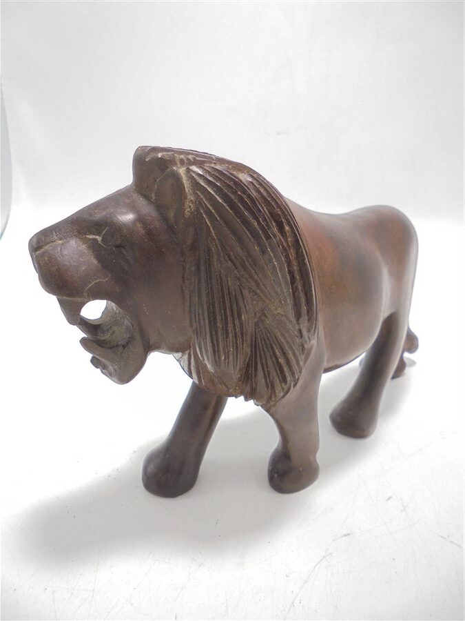 lion sculpture en bois