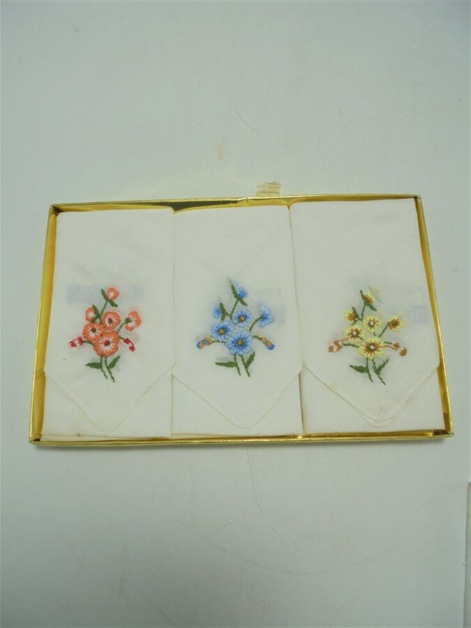 trio de mouchoirs vintage neufs decor floral