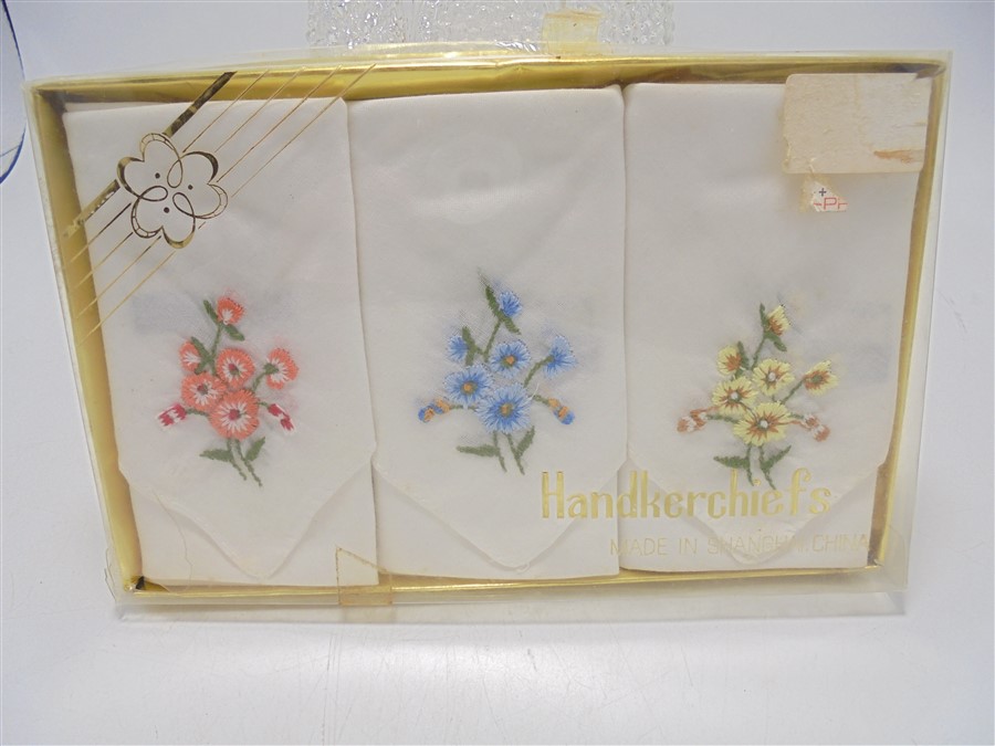 trio de mouchoirs vintage neufs decor floral