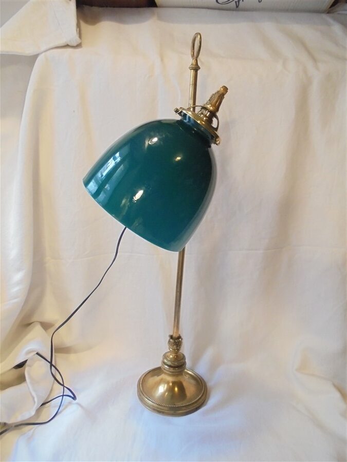 ancienne lampe en bronze et opaline verte