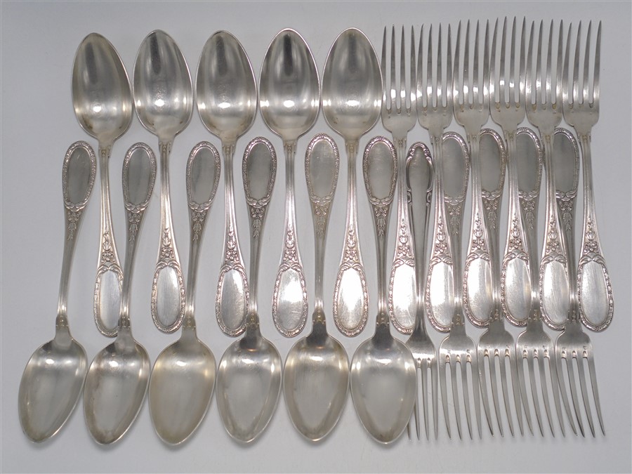 12 fourchettes et 12 cuilleres en metal argente
