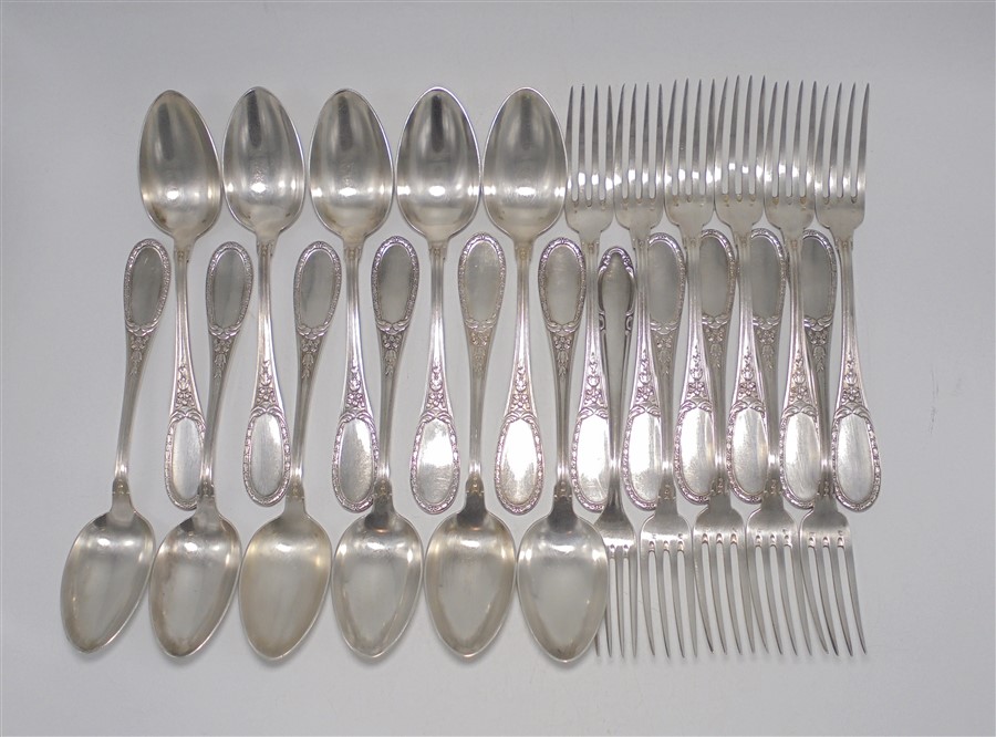 12 fourchettes et 12 cuilleres en metal argente