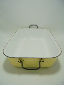 ancien plat a gratin en tole emaillee