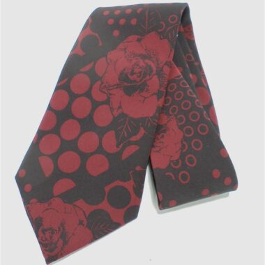cravate au motif de roses bordeaux