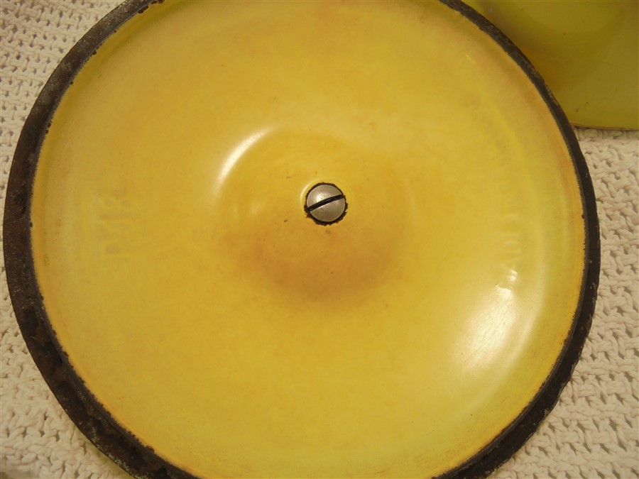 poelon en fonte couleur jaune