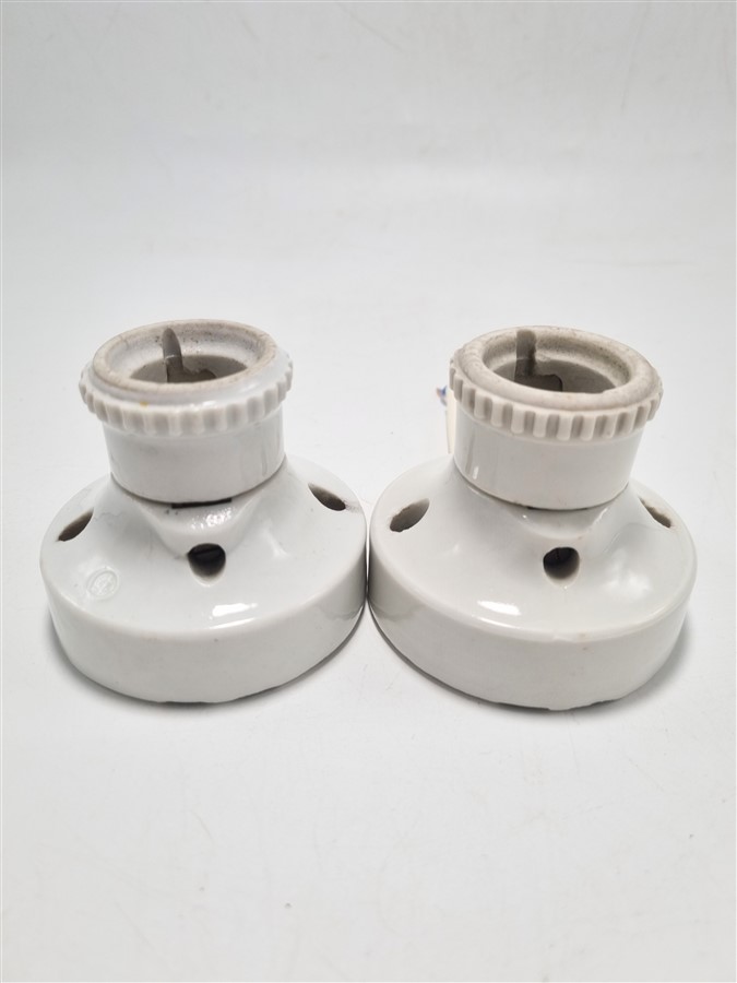 Paire d'anciennes appliques en porcelaine