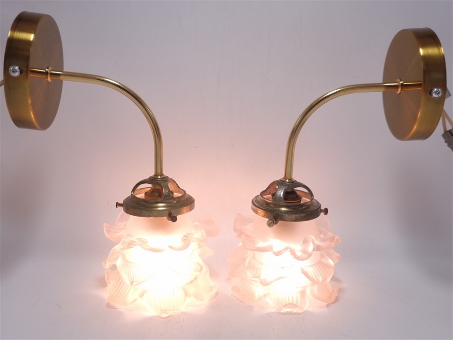 paire d appliques murales tulipes rose pale en pate de verre