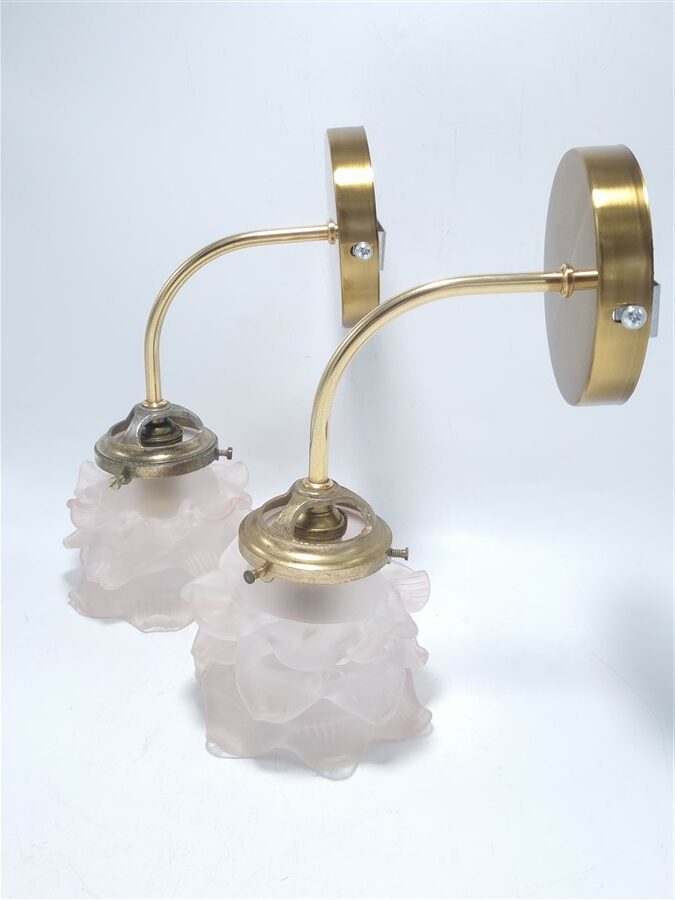 paire d appliques murales tulipes rose pale en pate de verre