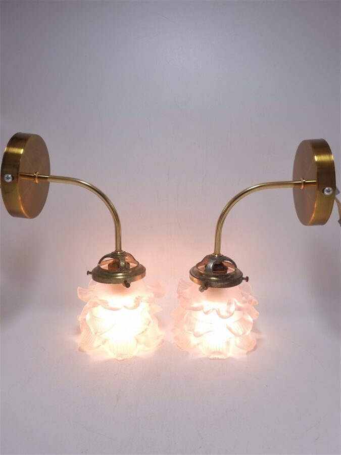 paire d appliques murales tulipes rose pale en pate de verre