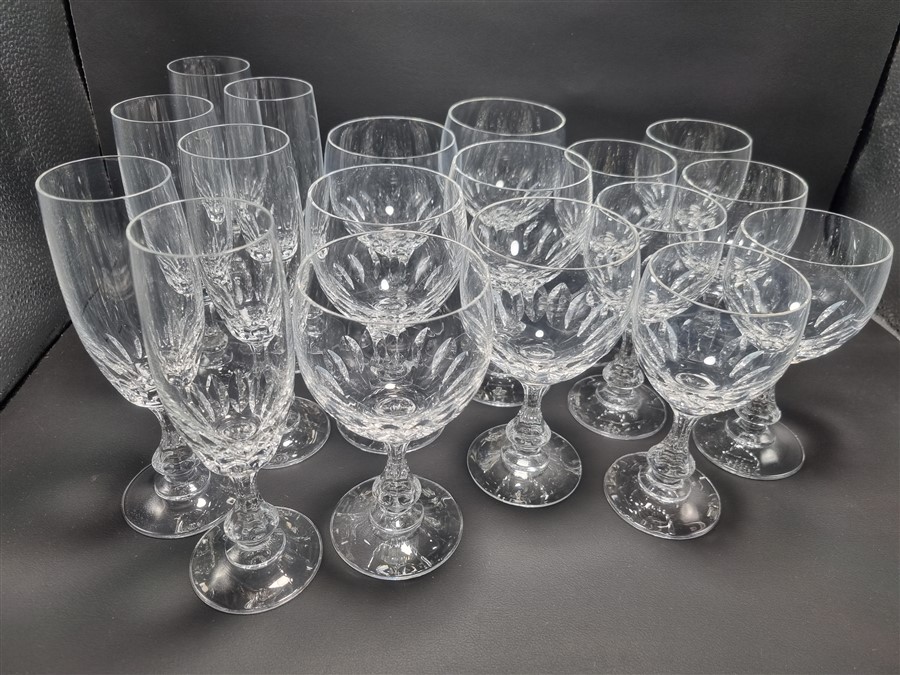 service 18 pieces de verres en cristal