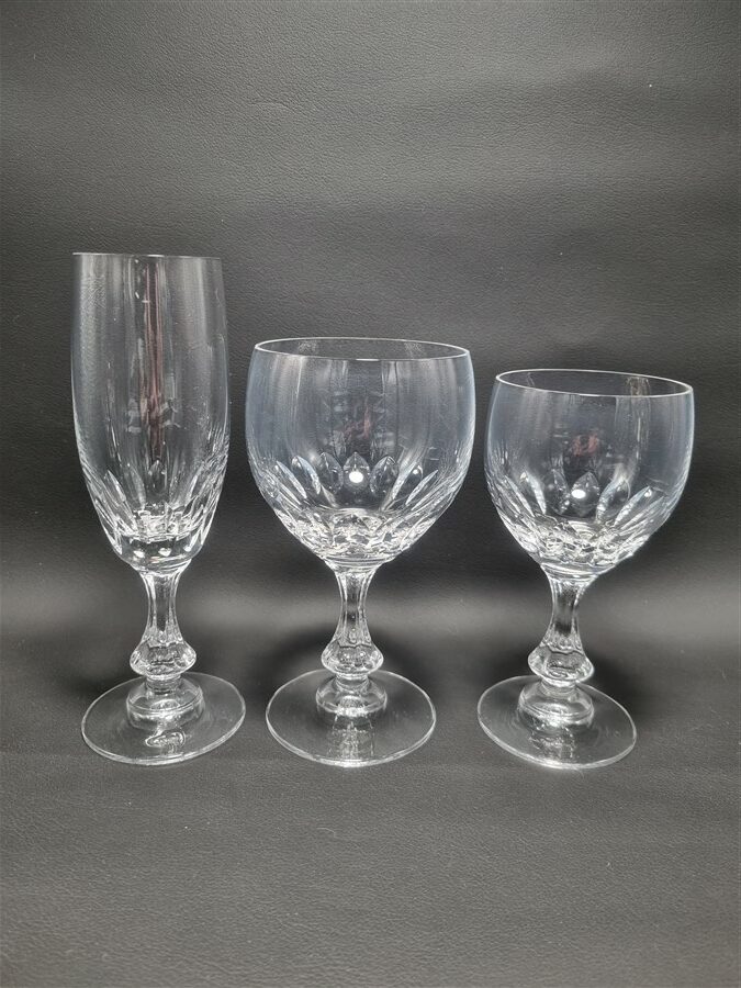 Service 18 pièces de verres en cristal