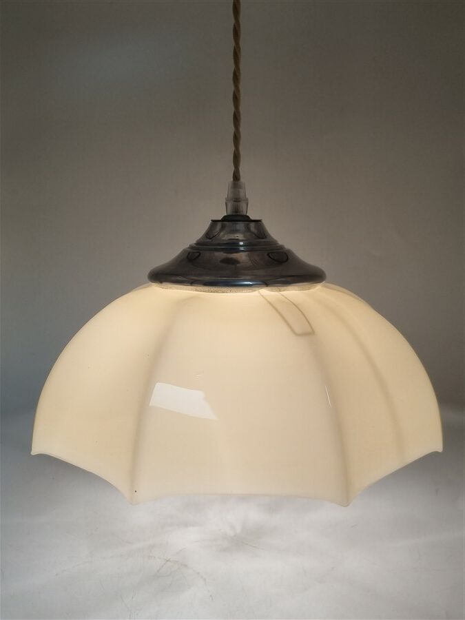 Ancienne suspension en opaline