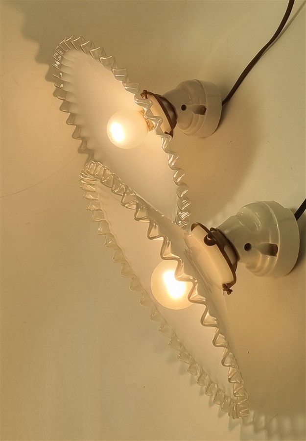 Paire d appliques en opaline blanche