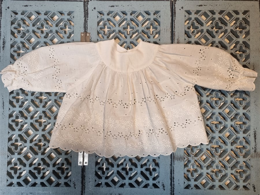 Ancienne brassiere bebe en broderie anglaise