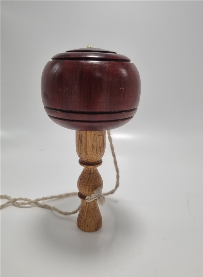 ancien bilboquet en bois
