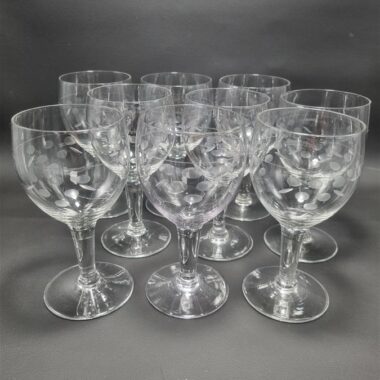Serie de 9 anciens verres a pied