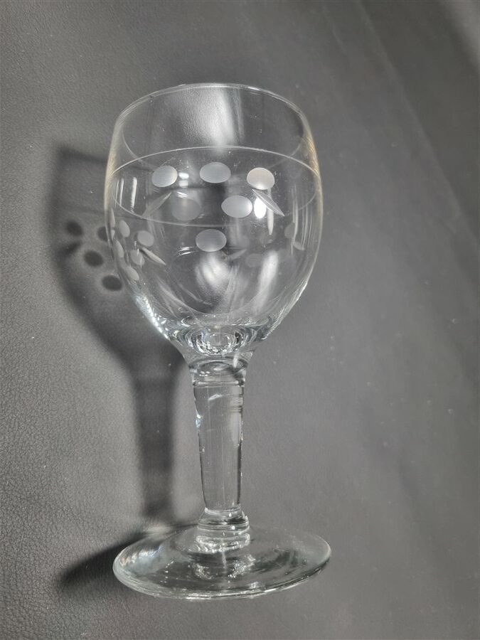 Serie de 9 anciens verres a pied