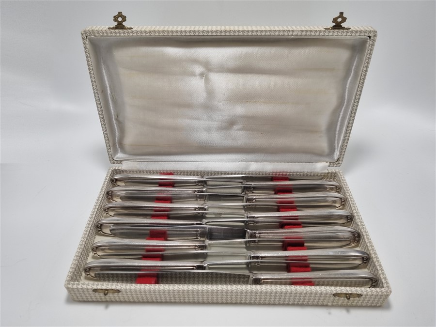 12 couteaux de table en inox et métal argenté