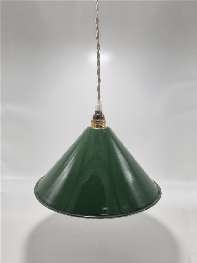 ancienne suspension conique en tole emaillee verte
