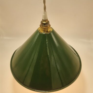 ancienne suspension conique en tole emaillee verte