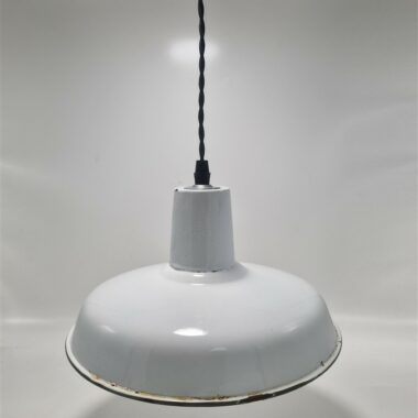 ancienne suspension en tole emaillee blanche