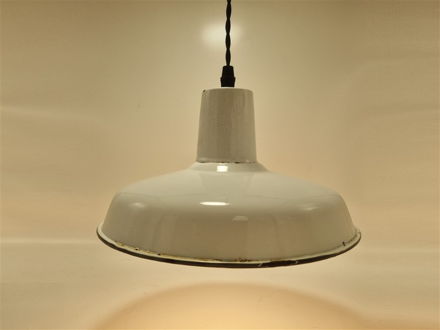 ancienne suspension en tole emaillee blanche