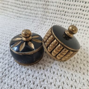 Duo de boites piluliers en corne et laiton