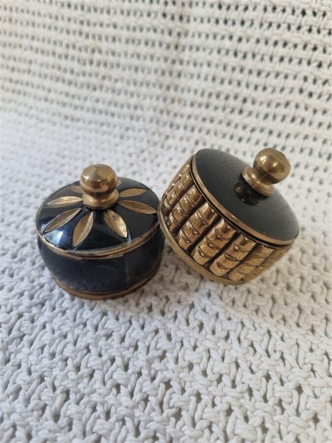 Duo de boites piluliers en corne et laiton