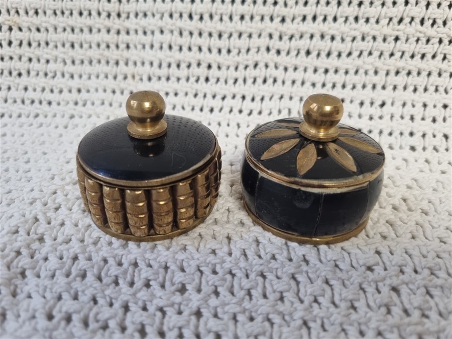 Duo de boites piluliers en corne et laiton