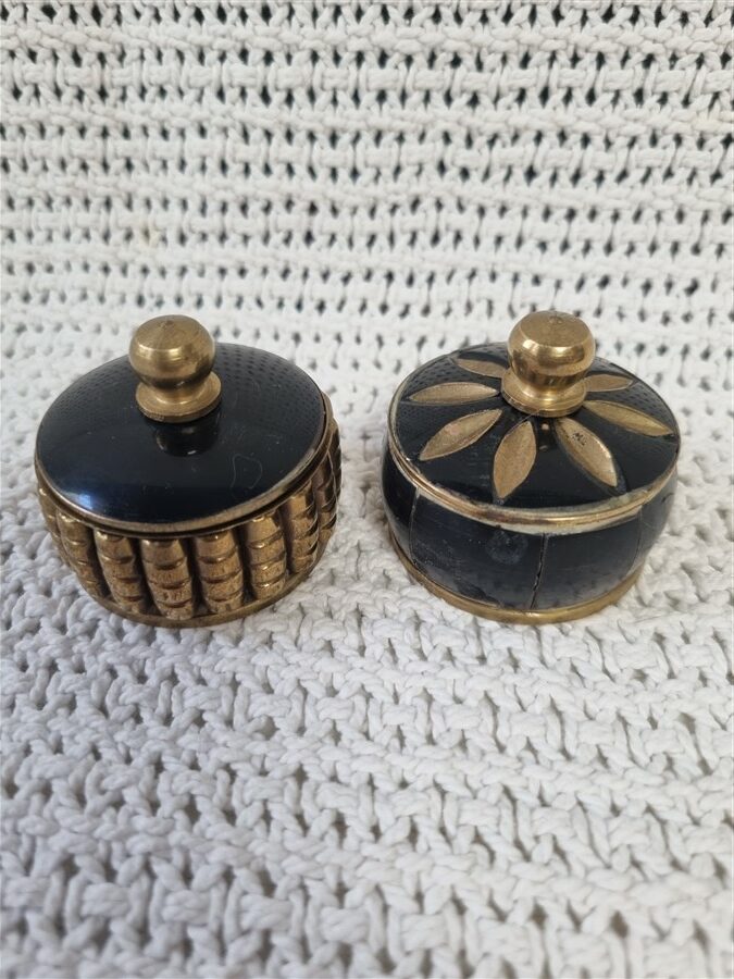 Duo de boites piluliers en corne et laiton