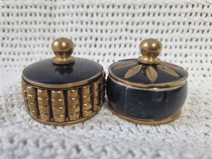 Duo de boites piluliers en corne et laiton