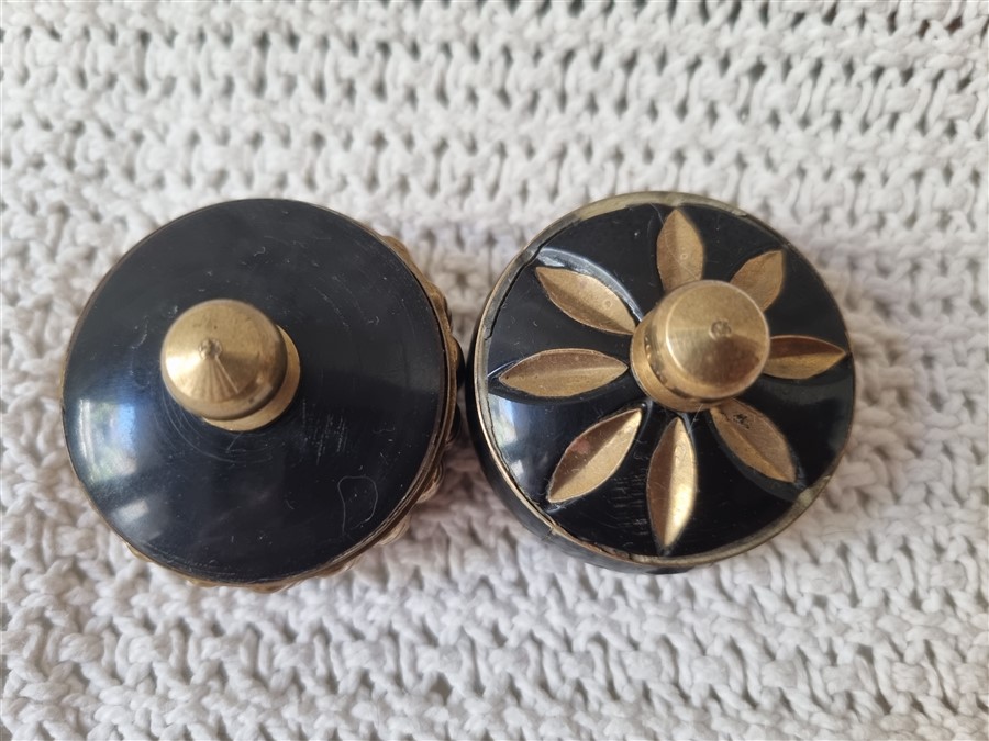 Duo de boites piluliers en corne et laiton