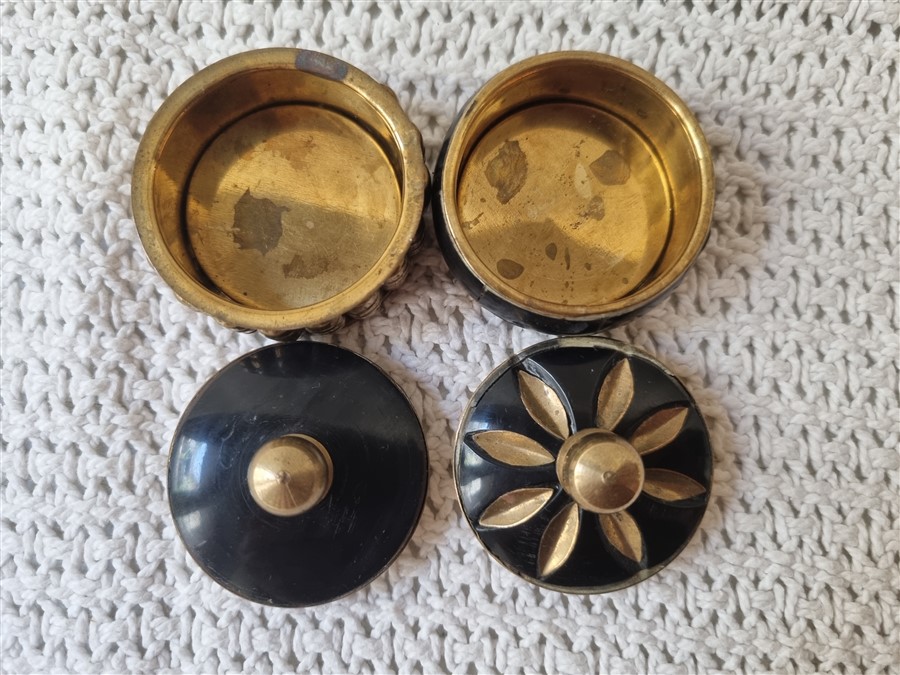 Duo de boites piluliers en corne et laiton