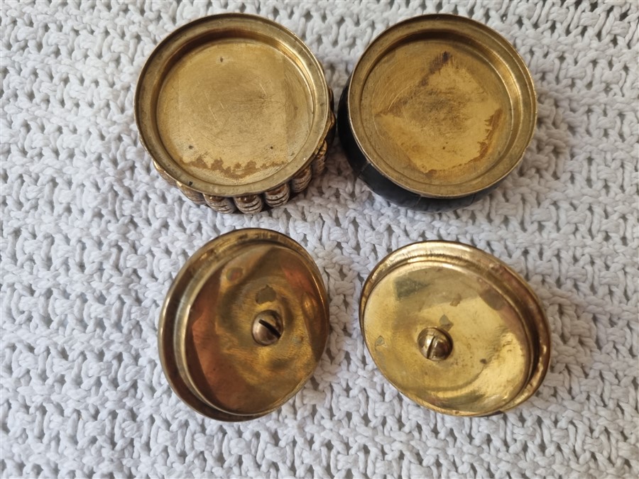 Duo de boites piluliers en corne et laiton