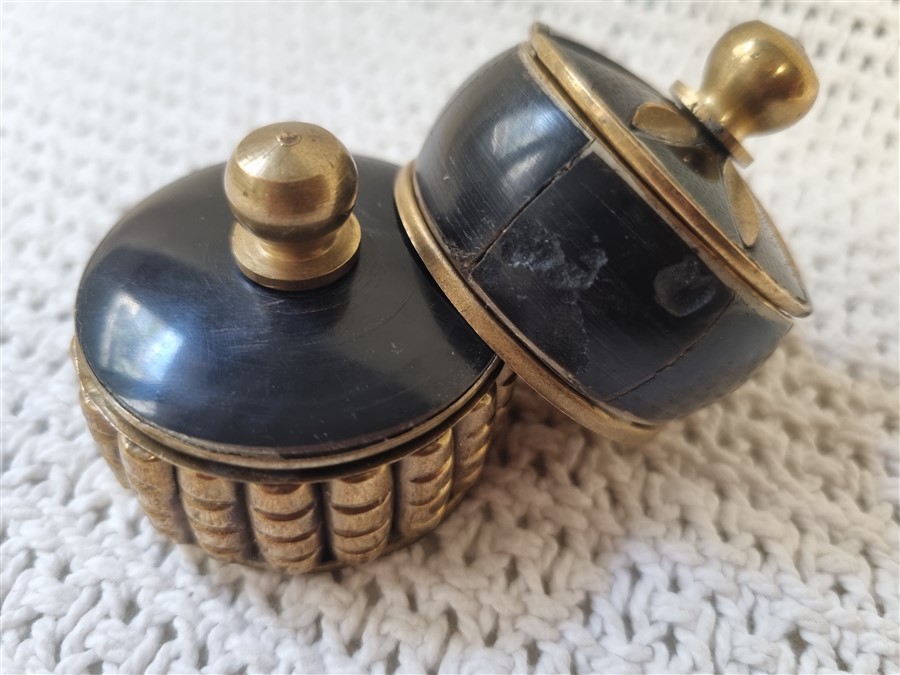 Duo de boites piluliers en corne et laiton