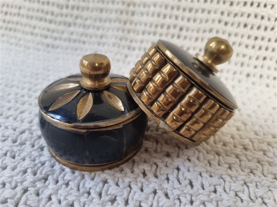 Duo de boites piluliers en corne et laiton