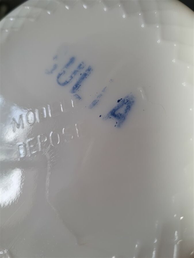 pot vintage en verre opale
