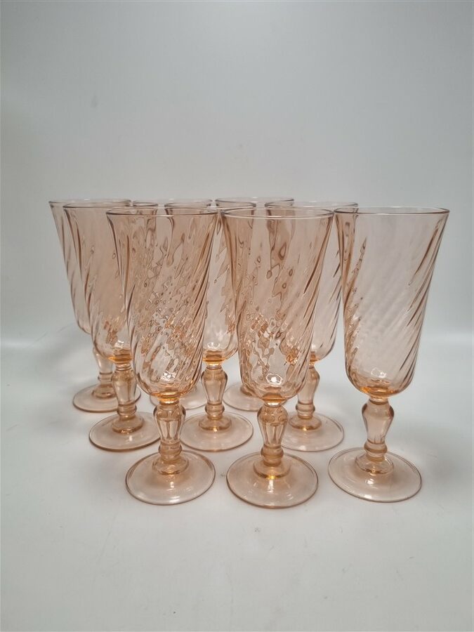 Set de 9 flûtes vintage en verre rose
