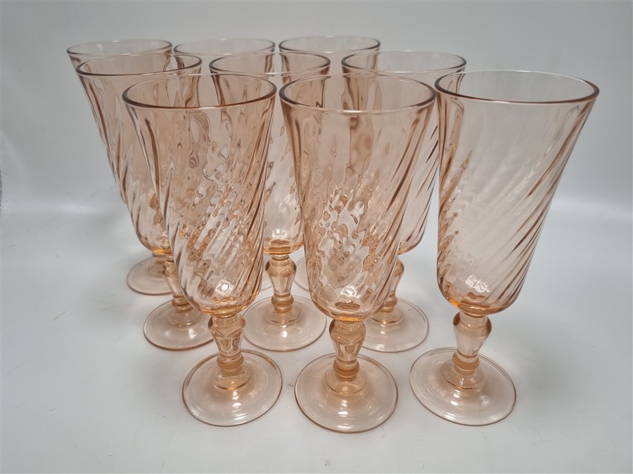 Set de 9 flûtes vintage en verre rose