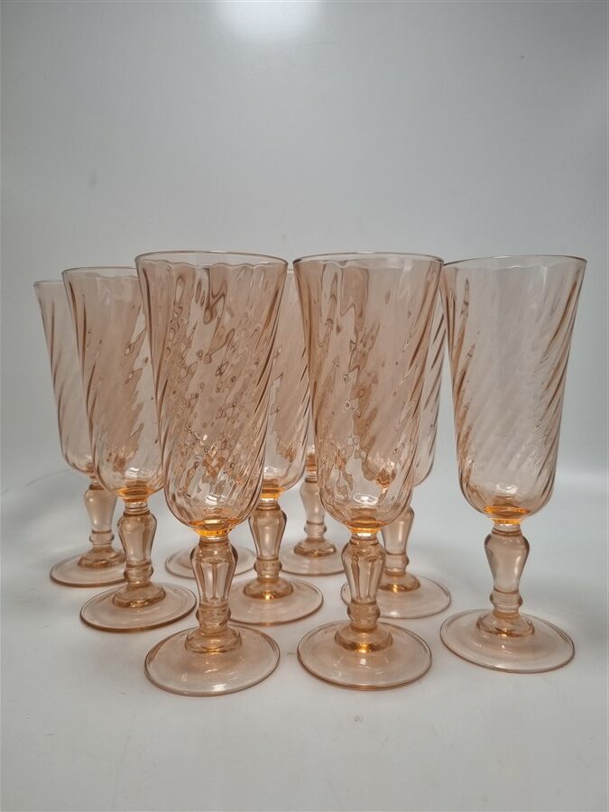 Set de 9 flûtes vintage en verre rose