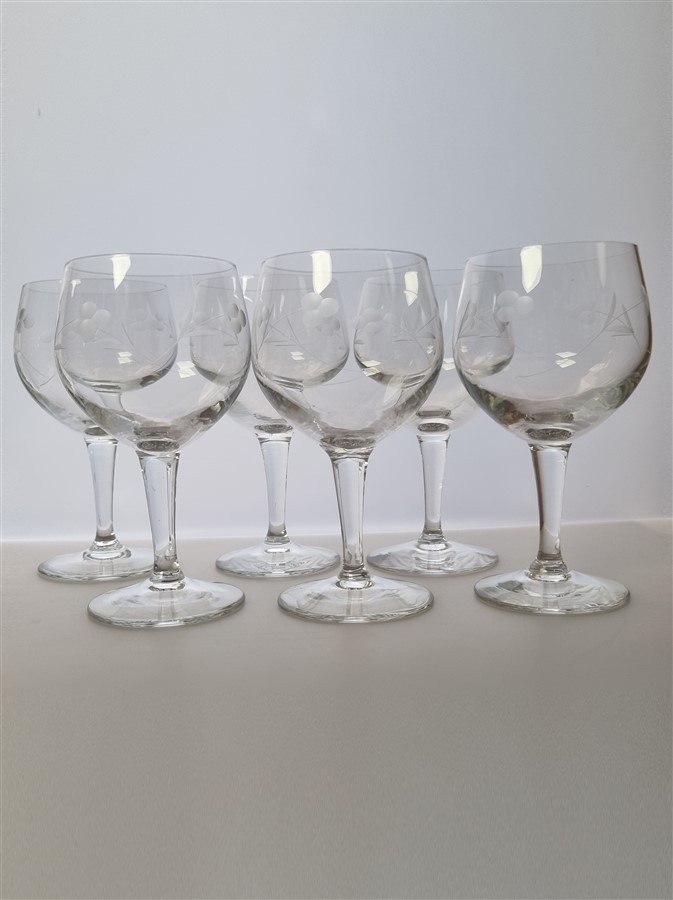 Serie de 6 verres a pied au decor floral cisele
