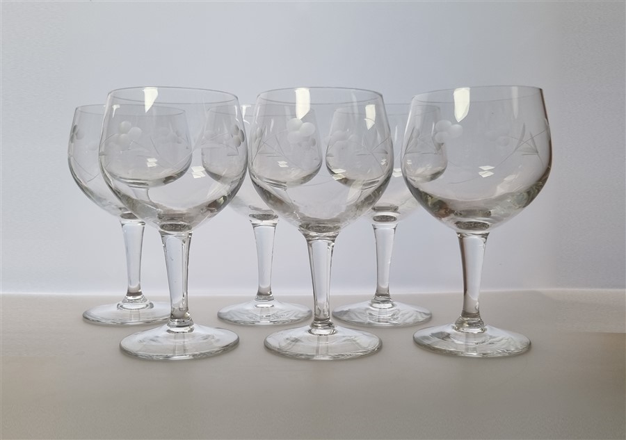 Serie de 6 verres a pied au decor floral cisele