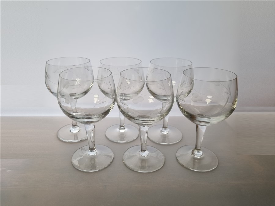 Serie de 6 verres a pied au decor floral cisele