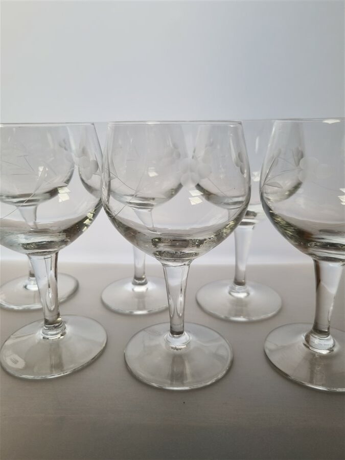 Serie de 6 verres a pied au decor floral cisele