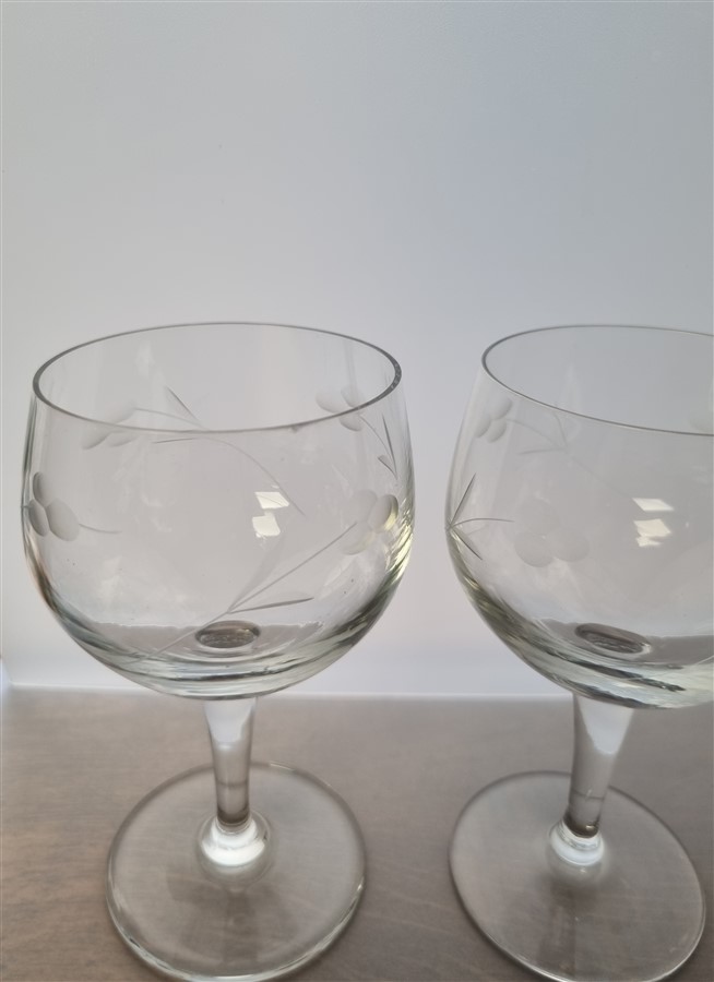 Serie de 6 verres a pied au decor floral cisele