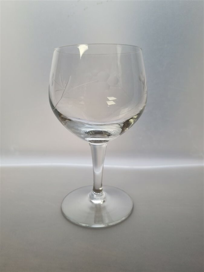 Serie de 6 verres a pied au decor floral cisele