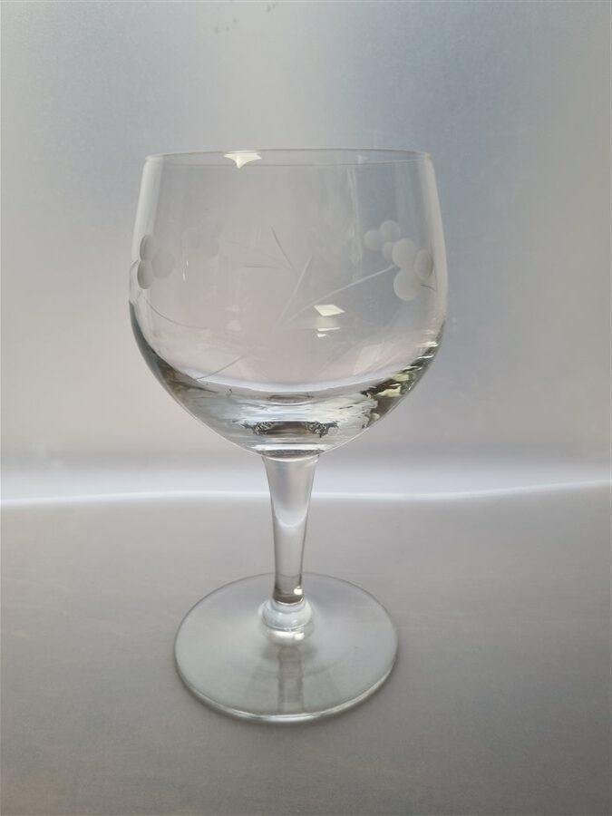 Serie de 6 verres a pied au decor floral cisele