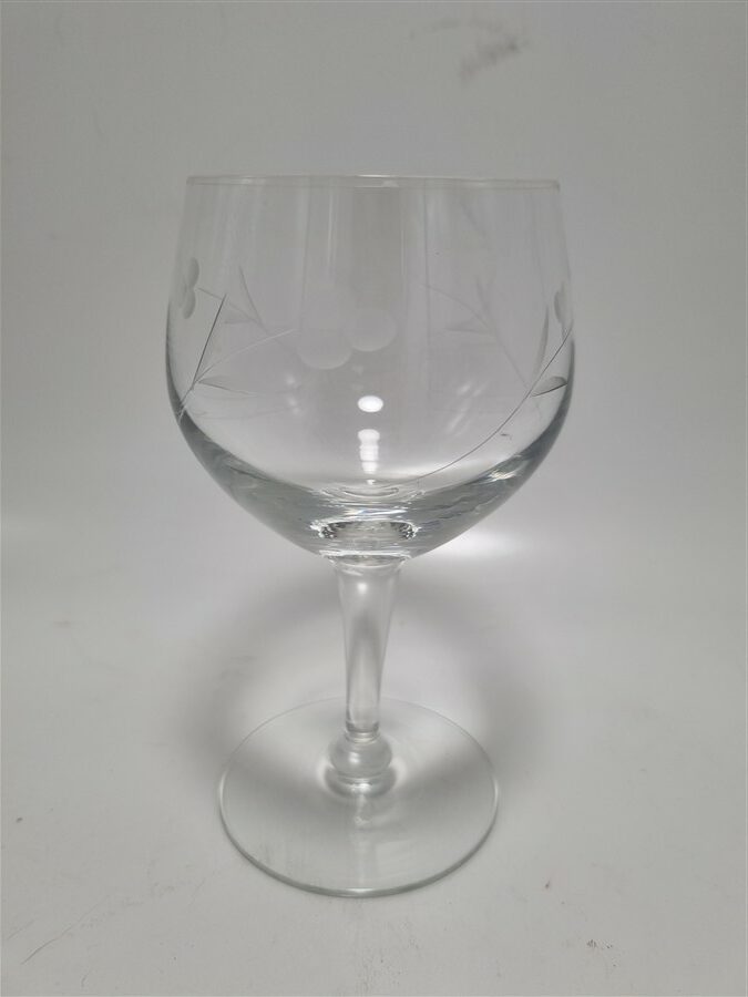 Serie de 6 verres a pied au decor floral cisele